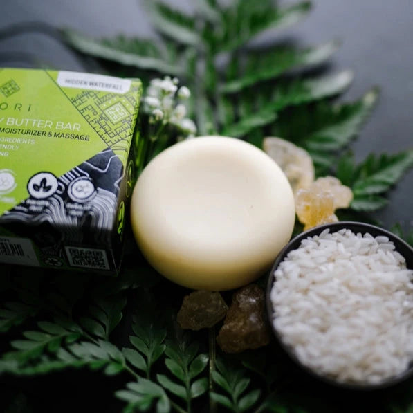 En luksuriøs body butter bar med Hidden Waterfall duft, Rice Water & shea butter, der giver intens fugt og silkeblød hud.