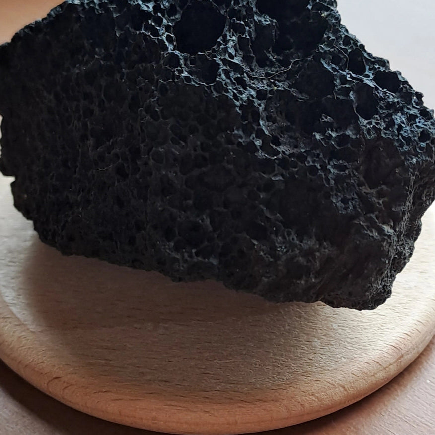 Potpourri med Black Lava Rock | Vulkanske duftsten på træfod til æteriske olier &amp; aromaterapi