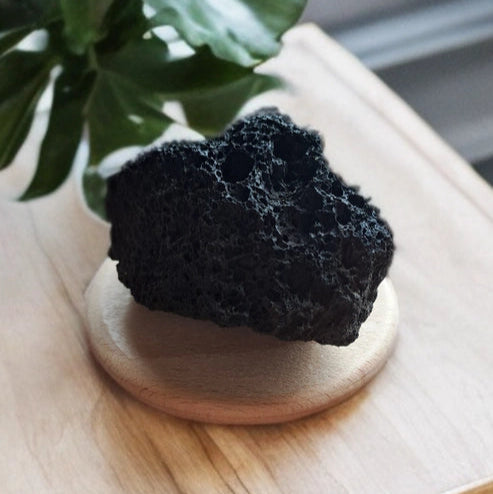 Potpourri med Black Lava Rock | Vulkanske duftsten på træfod til æteriske olier &amp; aromaterapi