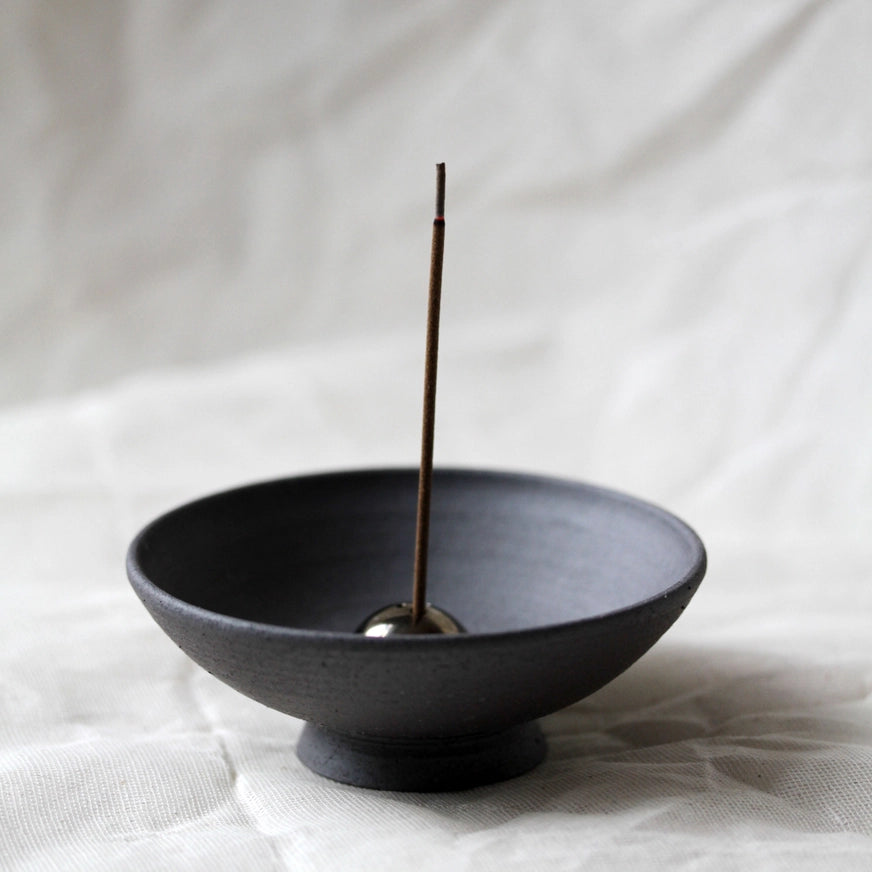 Zen mineral Smudging sæt med stentøjs skål og røgelsesholder i børstet messing - en unik, håndlavet røgelsesskål, der bringer både skønhed og spiritualitet til dit hjem.