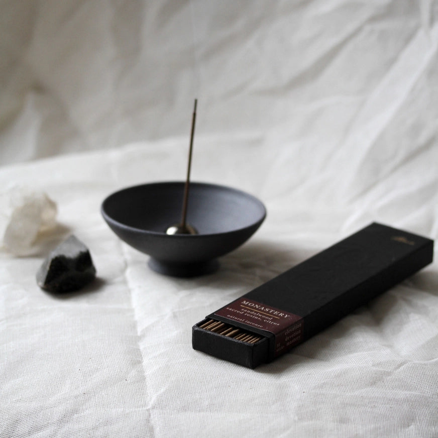 Zen mineral Smudging sæt med stentøjs skål og røgelsesholder i børstet messing - en unik, håndlavet røgelsesskål, der bringer både skønhed og spiritualitet til dit hjem.