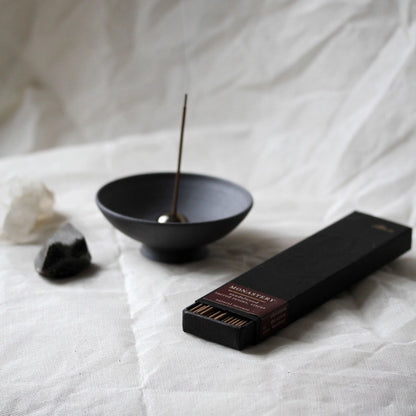 Zen mineral Smudging sæt med stentøjs skål og røgelsesholder i børstet messing - en unik, håndlavet røgelsesskål, der bringer både skønhed og spiritualitet til dit hjem.