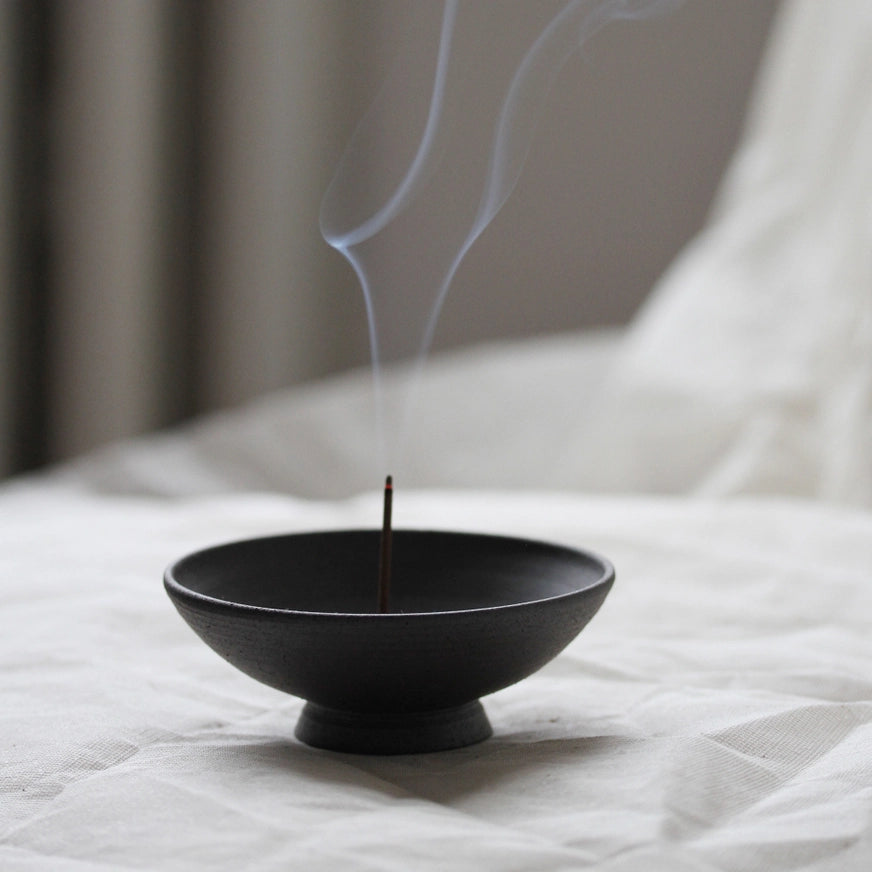 Zen mineral Smudging sæt med stentøjs skål og røgelsesholder i børstet messing - en unik, håndlavet røgelsesskål, der bringer både skønhed og spiritualitet til dit hjem.