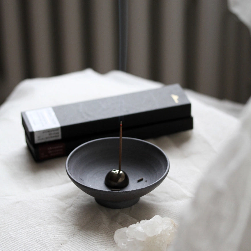 Zen mineral Smudging sæt med stentøjs skål og røgelsesholder i børstet messing - en unik, håndlavet røgelsesskål, der bringer både skønhed og spiritualitet til dit hjem.