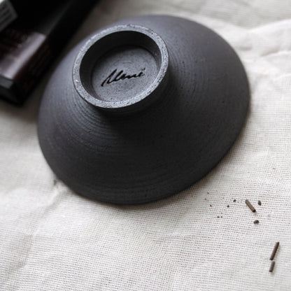 Zen mineral Smudging sæt med stentøjs skål og røgelsesholder i børstet messing - en unik, håndlavet røgelsesskål, der bringer både skønhed og spiritualitet til dit hjem.