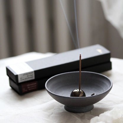 Zen mineral Smudging sæt med stentøjs skål og røgelsesholder i børstet messing - en unik, håndlavet røgelsesskål, der bringer både skønhed og spiritualitet til dit hjem.