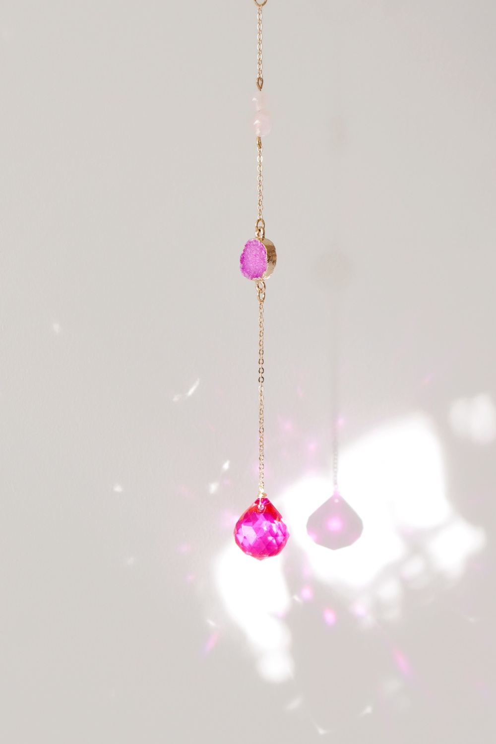 Krystaluro med rosenkvarts &amp; pink agat - Suncatcher på guldkæde
