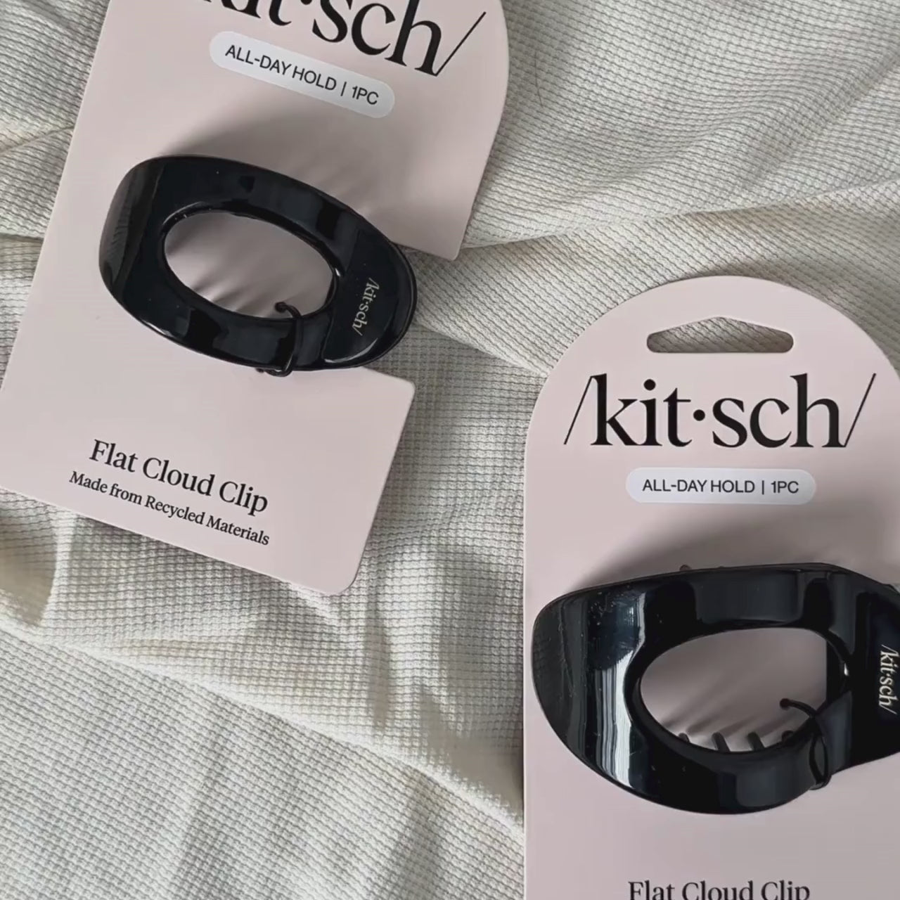 KITSCH Flad Hårklemme – Blue Orchid Flat Cloud Clip i recycled plast. Elegant, behagelig og bæredygtig hårklemme, der sidder fladt og sikkert i håret.