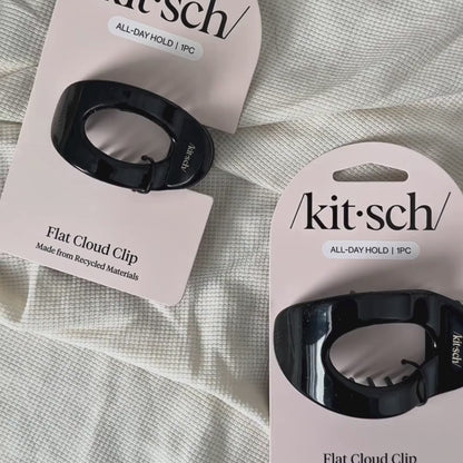 KITSCH Flad Hårklemme – Blue Orchid Flat Cloud Clip i recycled plast. Elegant, behagelig og bæredygtig hårklemme, der sidder fladt og sikkert i håret.