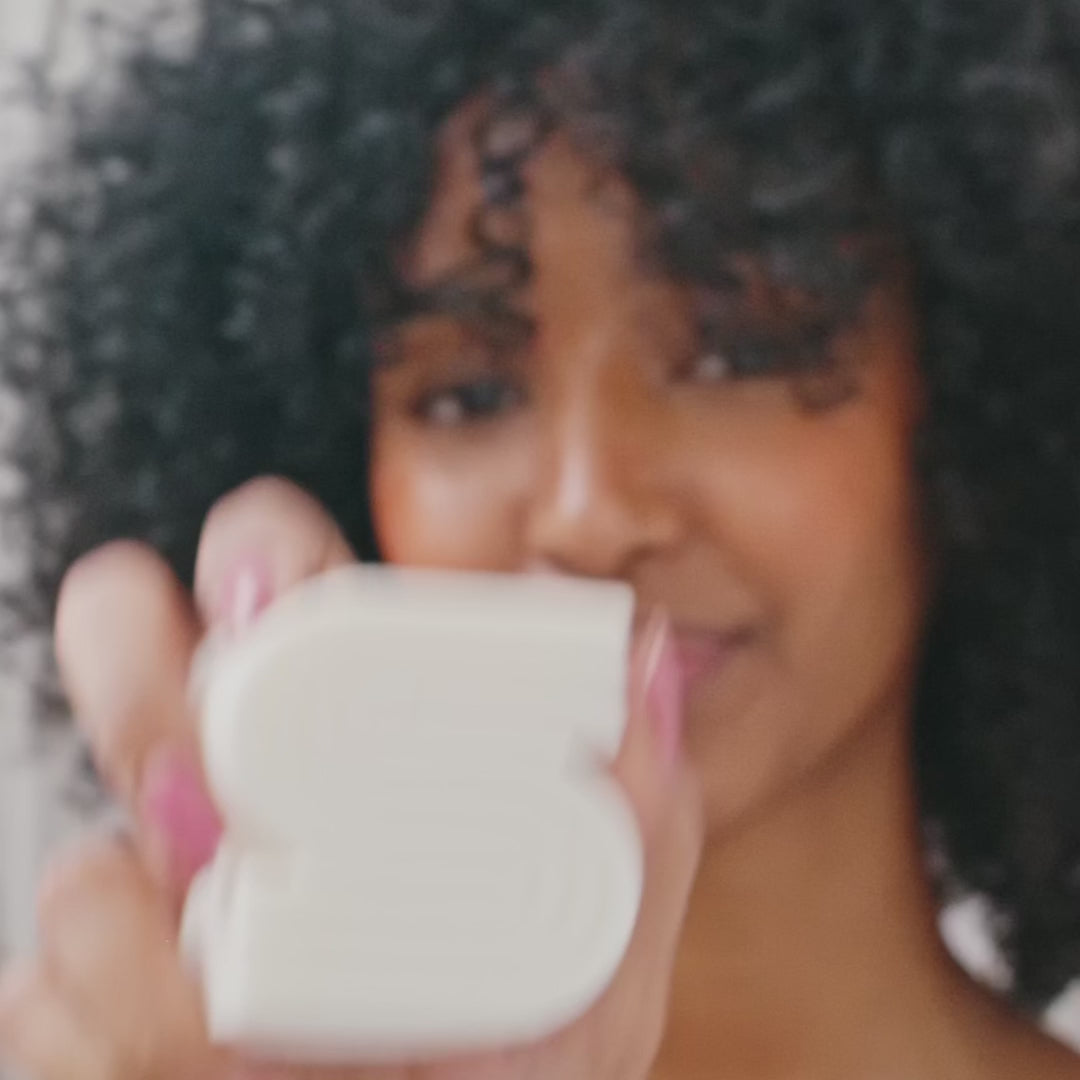 Fugtgivende conditioner bar med kokosolie. Plejer tørt hår, reducerer brud og giver glans. Vegansk, bæredygtig & plastikfri fra KITSCH.