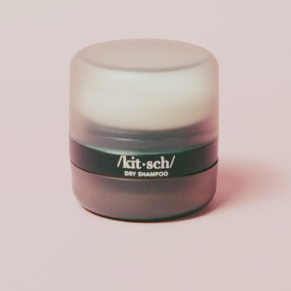 Opfrisk håret med KITSCH Volumizing Dry Shampoo. Ris protein styrker, ashwagandha absorberer olie og puff-applikator giver volumen – uden hvidt skær.