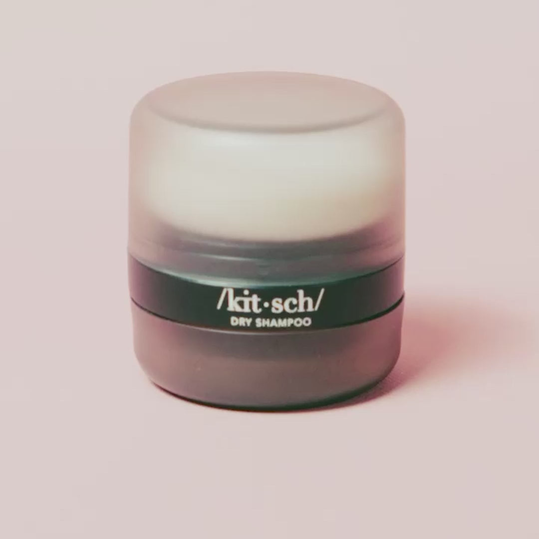 Opfrisk håret med KITSCH Volumizing Dry Shampoo. Ris protein styrker, ashwagandha absorberer olie og puff-applikator giver volumen – uden hvidt skær.