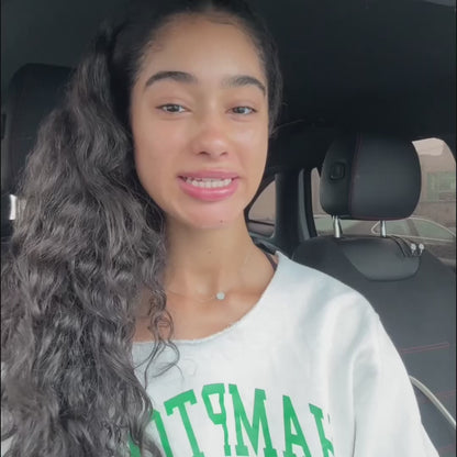 KITSCH Flad Hårklemme – Blue Orchid Flat Cloud Clip i recycled plast. Elegant, behagelig og bæredygtig hårklemme, der sidder fladt og sikkert i håret.