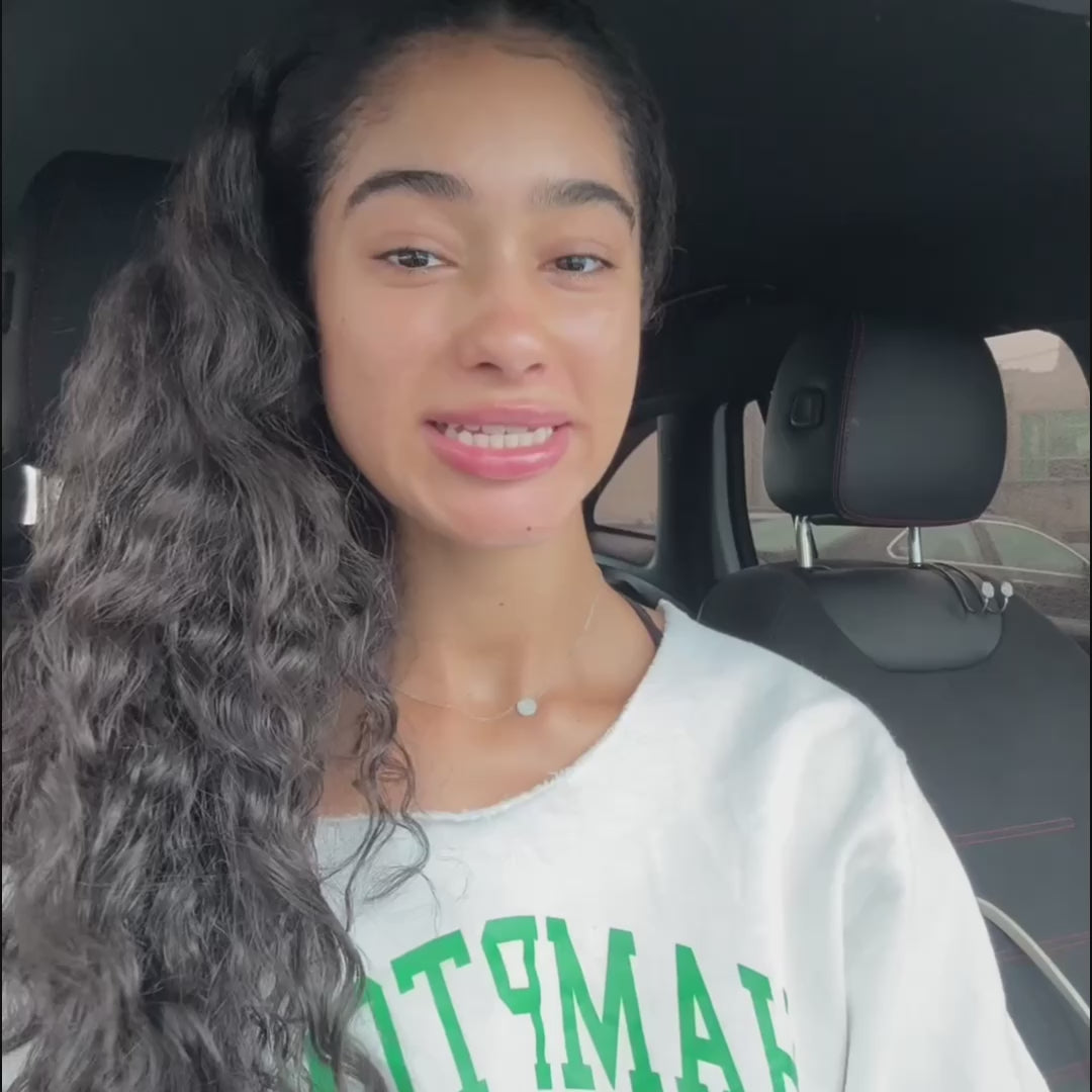 KITSCH Flad Hårklemme – Blue Orchid Flat Cloud Clip i recycled plast. Elegant, behagelig og bæredygtig hårklemme, der sidder fladt og sikkert i håret.