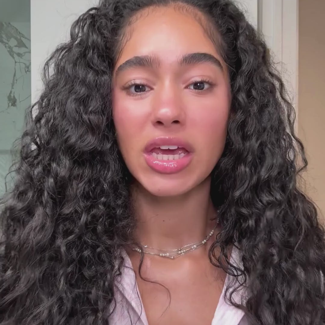 Få naturlige beach waves og glans med KITSCH Sea Salt Spray – en let, vegansk saltvandsspray med rosmarin, biotin og magnesium. Skaber tekstur og fleksibelt hold uden stivhed.