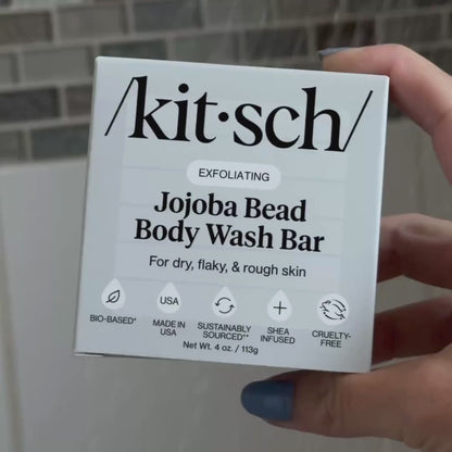 Blid eksfoliering med KITSCH Body Wash Bar. Jojoba perler, Shea Butter &amp; Aloe Vera giver glat, fugtet hud – vegansk &amp; plastikfri.