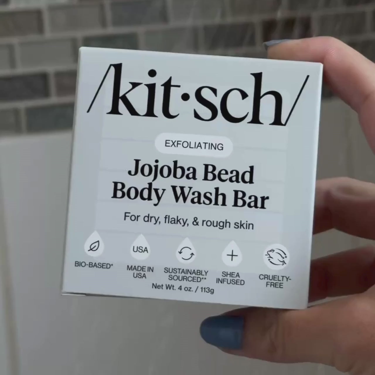 Blid eksfoliering med KITSCH Body Wash Bar. Jojoba perler, Shea Butter & Aloe Vera giver glat, fugtet hud – vegansk & plastikfri.