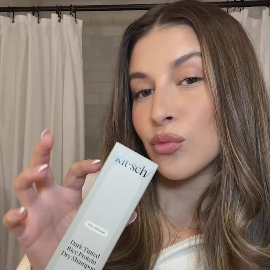 Opfrisk håret på få sekunder med KITSCH Dry Shampoo til lyst hår. Talkumfri formel med ris protein, ashwagandha og pumpefunktion for let volumen.