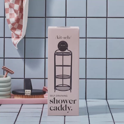 Hold dine shampoo bars, conditioner bars og sæber tørre og organiserede med KITSCH Self-Draining Shower Caddy. Elegant, rustfri sæbeholder med sugekop og fod – vegansk, bæredygtig og zero-waste designet.
