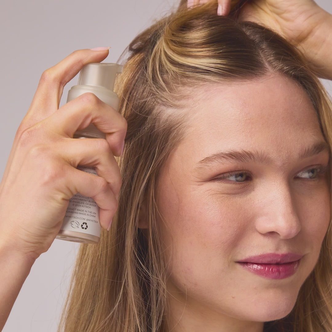 Opfrisk håret på få sekunder med KITSCH Dry Shampoo til lyst hår. Talkumfri formel med ris protein, ashwagandha og pumpefunktion for let volumen.
