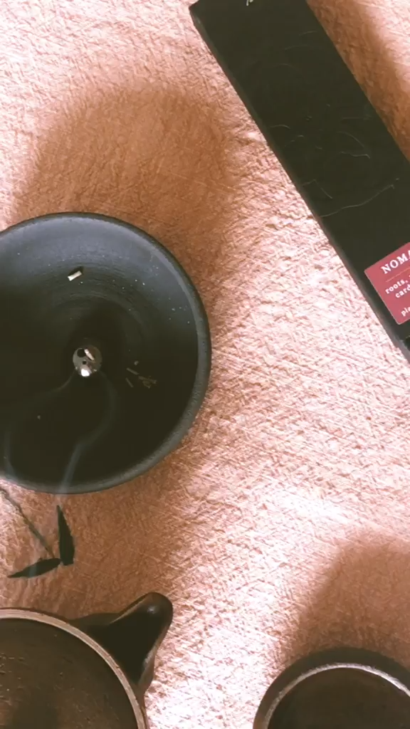 Brug Nomadic røgelse til at skabe en stemningsfuld atmosfære med grounding og sanselig energi. Perfekt til meditation, afslapning eller som en naturlig duft til at løfte dit hjem.