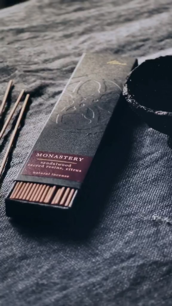 Bring den hellige og fortryllende energi fra Monastery ind i dit hjem og fordyb dig i en unik og meditativ oplevelse.