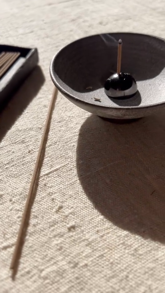 En blid, hellig røgelse i sandeltræ – skabt til meditation, ritualer og indre ro.