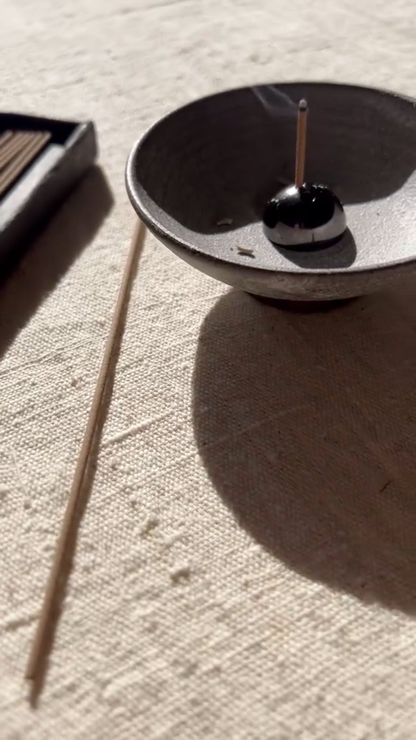 En blid, hellig røgelse i sandeltræ – skabt til meditation, ritualer og indre ro.