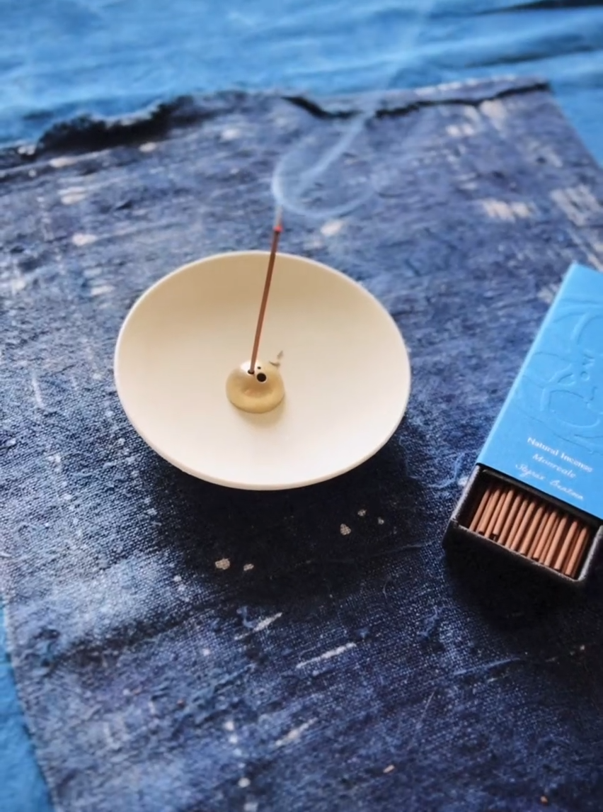 Skab en sofistikeret og fredfyldt stemning i dit hjem med Dome børstet messing, en perfekt kombination af funktionalitet og design, der fuldender din røgelsesoplevelse.