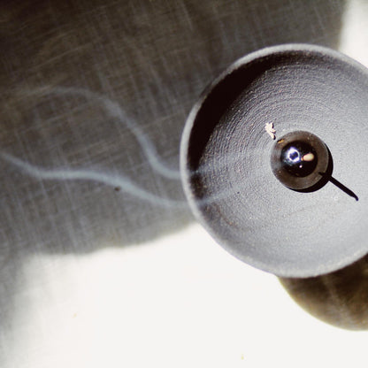 Løft dine omgivelser med den hellige og fortryllende duft af frankincense fra Abydos røgelse. Skab en atmosfære af ro, spiritualitet og velvære i dit hjem med dette unikke produkt fra UME Incense.