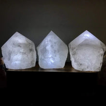Krystal lampe m. pointed top m. LED lys - Rå Bjergkrystal