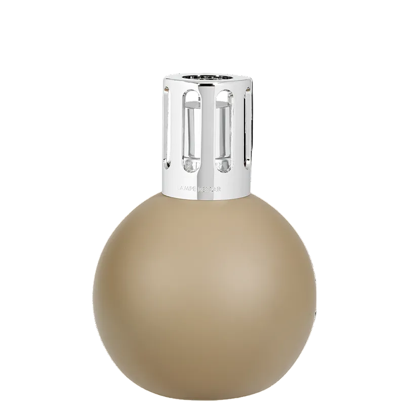 Camel Boule duftlampe fra Maison Berger Paris – en rolig og elegant katalytisk duftlampe i mat beige glas, der renser luften og skaber balance og varme i hjemmet