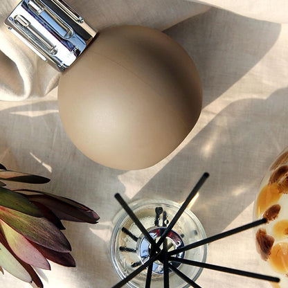 Camel Boule duftlampe fra Maison Berger Paris – en rolig og elegant katalytisk duftlampe i mat beige glas, der renser luften og skaber balance og varme i hjemmet