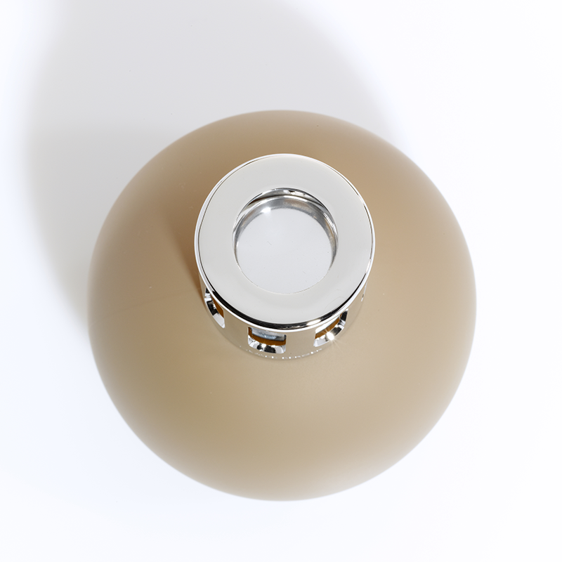 Camel Boule duftlampe fra Maison Berger Paris – en rolig og elegant katalytisk duftlampe i mat beige glas, der renser luften og skaber balance og varme i hjemmet
