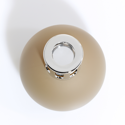 Camel Boule duftlampe fra Maison Berger Paris – en rolig og elegant katalytisk duftlampe i mat beige glas, der renser luften og skaber balance og varme i hjemmet