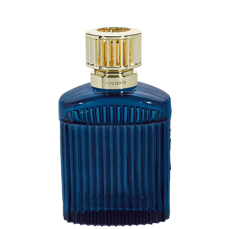 Alpha Imperial Blue duftlampe fra Maison Berger Paris – klassisk elegance i dybblåt glas kombineret med den varme, træagtige duft Under the Olive Tree