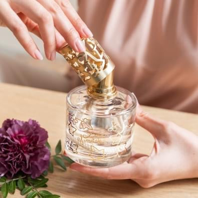 Maison Berger Lolita Lempicka duftlampe fra Maison Berger Paris – ikonisk æbleformet design med sensuel signaturduft, der renser luften og indhyller hjemmet i fransk poesi og elegance