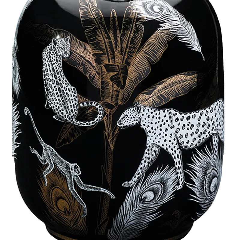 Black Jungle duftlampe fra Maison Berger Paris – et kunstnerisk statement i sort porcelæn med eksotiske jungledetaljer, der renser luften og tilfører hjemmet luksuriøs dybde