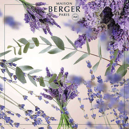 Bring den friske og beroligende duft af Provence`s lavendel marker ind i dit hjem med Lavender Fields - en herlig duft af lavendel, eukalyptus og pære.
