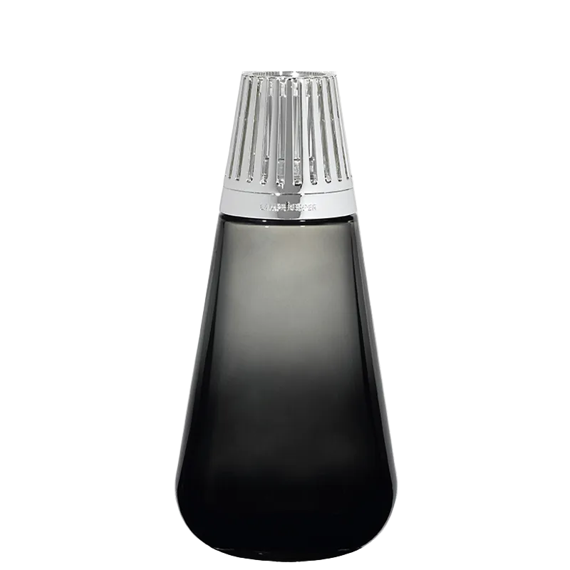 Amphora duftlampe sæt fra Maison Berger Paris – et elegant og komplet duftlampesæt, hvor sort glasdesign og den varme Sweet Fig-duft skaber ro, stil og et sundere indeklima.