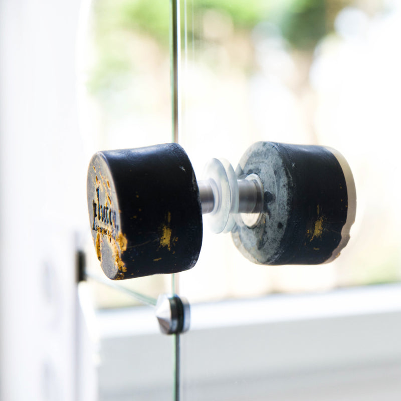 Opgrader din badeværelses rutine med den magnetiske sæbeholder fra Chamarrel – et funktionelt, stilrent og miljøvenligt valg til en plastikfri hverdag.