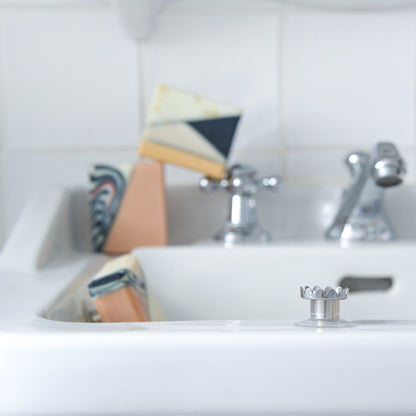 Opgrader din badeværelses rutine med den magnetiske sæbeholder fra Chamarrel – et funktionelt, stilrent og miljøvenligt valg til en plastikfri hverdag.