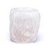 En håndskåret hvid Himalaya salt lysestage, der skaber en varm, rolig og naturligt smuk atmosfære i dit hjem.