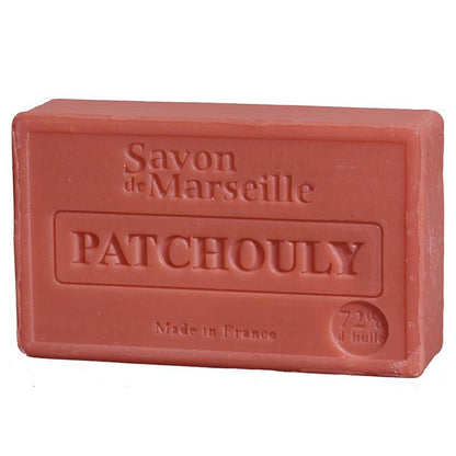 Giv din hud en daglig luksus oplevelse med denne franske natursæbe med patchouli fra Savon de Marseille – et strejf af elegance, tradition og velvære fra Provence.