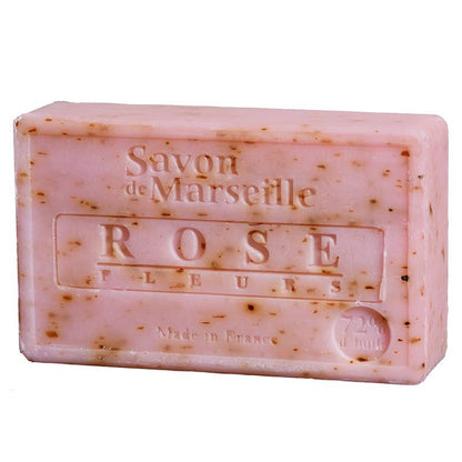 Tilfør din daglige rutine et strejf af Provence med denne naturlige Savon de Marseille sæbe med rosenblade – skønhed, pleje og elegance i perfekt harmoni.