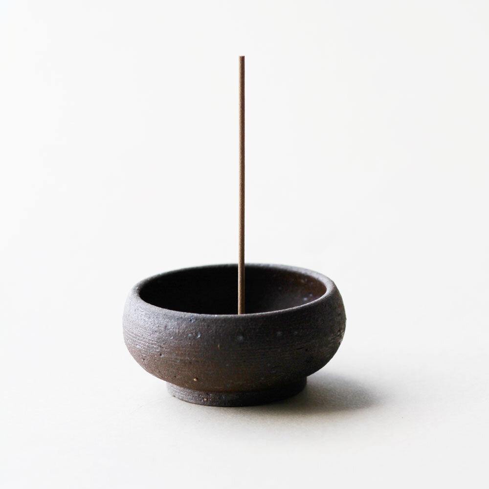 Tilføj et strejf af japansk elegance og funktionalitet til din indretning med denne wabi Sabi stentøjs skål &amp; Dome røgelsesholder. Skab balance og harmoni i dit hjem med et sæt, der både er praktisk og æstetisk.