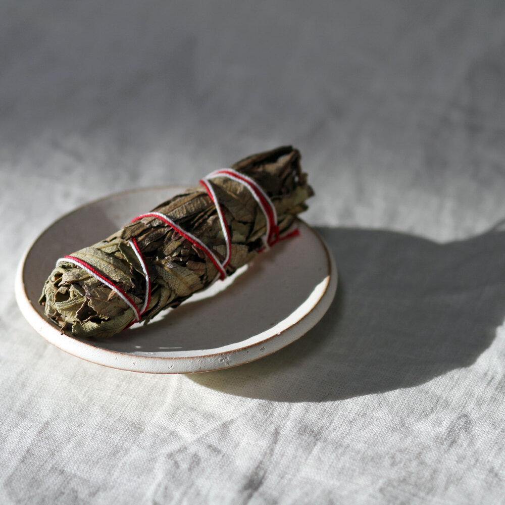 Røgelsesholder, børstet messing &amp; Stentøjsskål, White Mountain  - UME Collection
