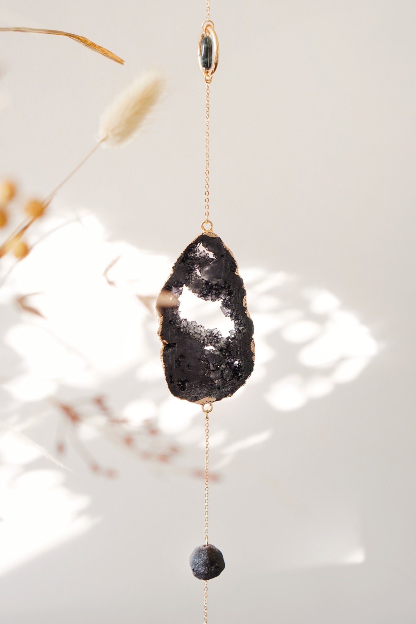 Krystal uro og Suncatcher - Black Onyx, Granat og Falcon`s Eye Krystal - 54cm