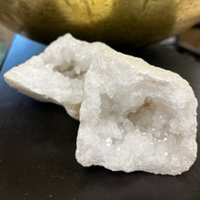 Krystal Geode m. Hvid Kvarts Klynger - 10-15 cm